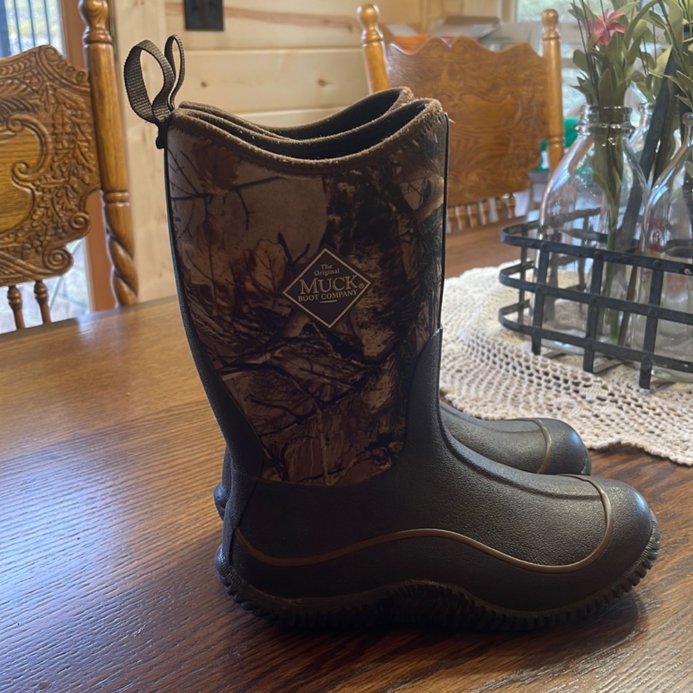 Kids Muck boots size 3.